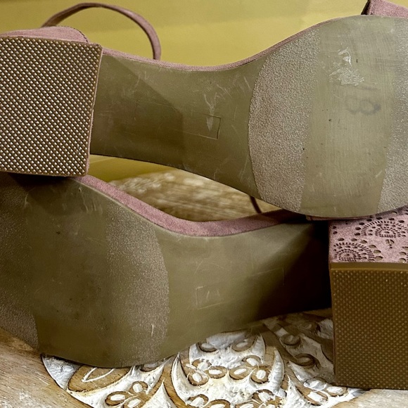 EUC Report 2.25” Block Heels. Velvet Upper in Mauve/Dusty Rose. Size 8 - Picture 14 of 15